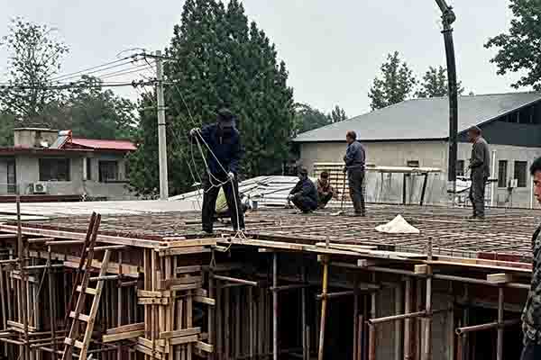 农村自建房三层钢筋网架山区陡坡地基应用案例（山西忻州某项目桩基础施工全记录） - 建房案例